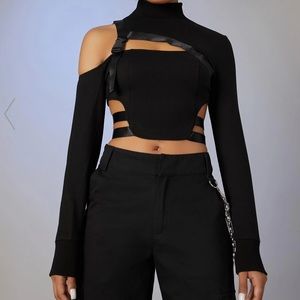🖤 black buckle strap top